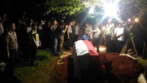 Foto: Pemakaman Bripka Denny Korban Tewas di Rusuh Mako Brimob