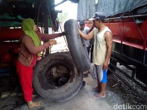 Mengenal Sri Utami, Penambal Ban Perempuan di Jalur Pantura Kudus