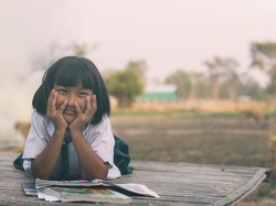 Cerita Guru Mengajar di Tengah Pandemi: Hujan-hujanan Keliling Rumah Siswa