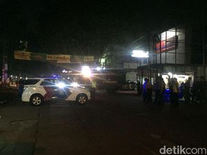 Polisi Tutup Jalan di Depan Mako Brimob Depok