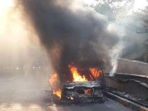 1 unit Mobil Terbakar di Tol JORR Pasar Rebo Arah Kampung Rambutan