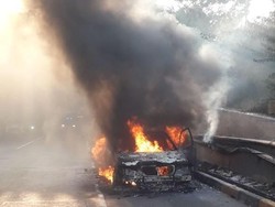 1 unit Mobil Terbakar di Tol JORR Pasar Rebo Arah Kampung Rambutan