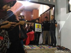 Jenazah Bripka Denny Diberangkatkan dari Rumah Duka ke Pemakaman
