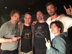 Para Pemain Avengers Kompak Bikin Tato Bareng