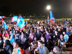 Sorak Sorai Pendukung Mahathir Saat Nobar Penghitungan Suara