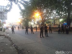 Rusuh Masih Ditangani, Polisi Jaga Ketat Jalan Depan Mako Brimob