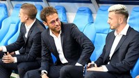 Neymar terlihat berada di bangku cadangan PSG di Stade de France jelang pertandingan melawan Les Herbiers di final Piala Prancis, Rabu (9/5/2018) dini hari WIB. (Foto: Stringer/Reuters)