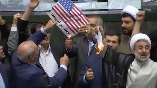 Foto: Anggota Parlemen Iran Ramai-ramai Bakar Bendera AS