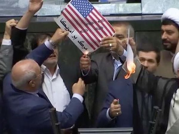 Foto: Anggota Parlemen Iran Ramai-ramai Bakar Bendera AS
