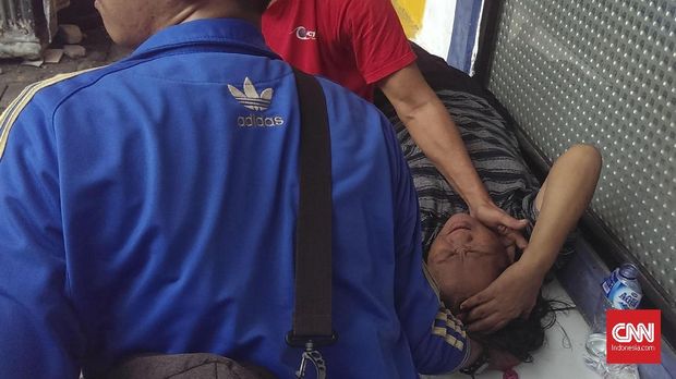 Seorang warga menjadi korban saat aksi penolakan pengosongan rumah dinas TNI di Kompleks Kodam, Jakarta, Rabu (9/5).
