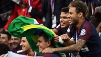 Neymar kemudian ikutan mengenakan jersey PSG untuk berpesta bersama rekan-rekannya. Neymar juga mengibarkan bendera Brasil di momen tersebut. (Foto: Franck Fife/AFP)