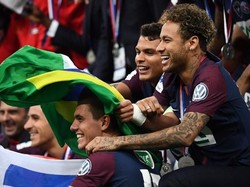 Neymar kemudian ikutan mengenakan jersey PSG untuk berpesta bersama rekan-rekannya. Neymar juga mengibarkan bendera Brasil di momen tersebut. (Foto: Franck Fife/AFP)