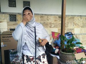 Warga Tanah Kusir Pasrah Saat Aparat TNI Kosongkan Rumah Warga Tanah Kusir Pasrah Saat Aparat TNI Kosongkan Rumah
