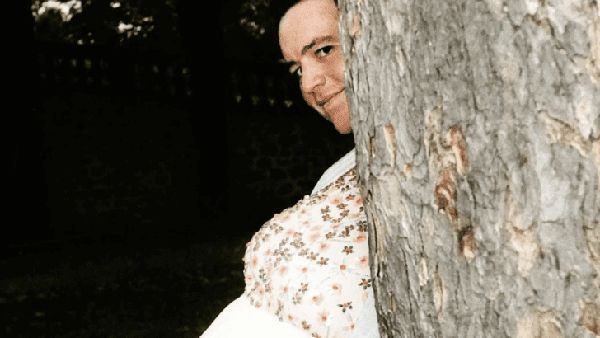 Ketika Suami Memakai Badan Istrinya untuk Foto Kehamilan Unik