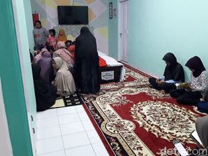Jenazah Briptu Fandi Dimakamkan di Magelang Jenazah Briptu Fandi Dimakamkan di Magelang