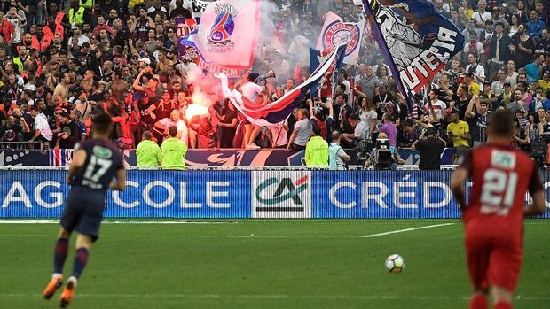 Para pendukung PSG dan Les Herbiers yang diduduk berdampingan di tribune Stade de France tanpa terjadi gesekan di antara mereka