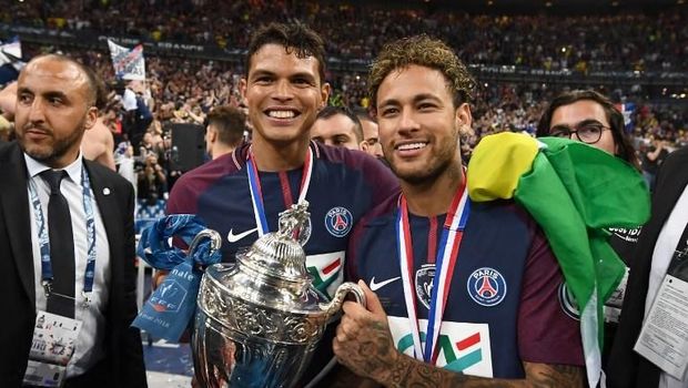 Paris Saint-Germain's Brazilian forwar Neymar Jr (R) and Paris Saint-Germain's Brazilian defender Thiago Silva (C) celebrate with the trophy at the end of the French Cup final football match between Les Herbiers and Paris Saint-Germain (PSG), on May 8, 2018 at the Stade de France in Saint-Denis, outside Paris. / AFP PHOTO / FRANCK FIFE