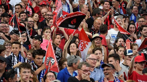 Para pendukung Les Herbiers dari segala usia hadir di Stade de France menyaksikan tim kesayangan mereka di final Piala Perancis. (
