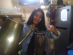 Yuk Kenalan! Ini Cantiknya Barista di Kedai Siama Makassar