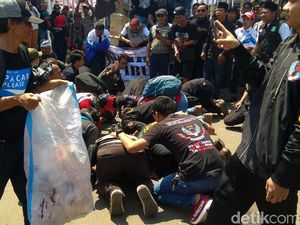 Pertambangan di Sirnalanggeng Dihentikan, Massa Sujud Syukur