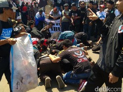 Pertambangan di Sirnalanggeng Dihentikan, Massa Sujud Syukur