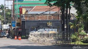 Foto: Kawat Berduri dan Barracuda di Depan Mako Brimob