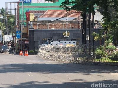 Foto: Kawat Berduri dan Barracuda di Depan Mako Brimob