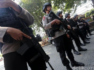 Polisi Bersenjata Lengkap Perketat Penjagaan di Mako Brimob