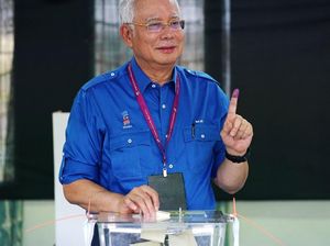 Usai Memilih di Dapilnya, PM Najib Pamer Jari Bertinta