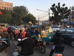 Foto: Pengendara Putar Arah Saat Jalan Mako Brimob Ditutup
