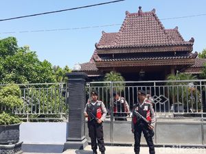 50 Polisi Siaga di Gudang yang Diduga Tempat Pengoplosan Beras 50 Polisi Siaga di Gudang yang Diduga Tempat Pengoplosan Beras