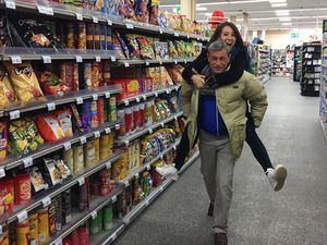 Hobi Buat Kue dan Kulineran, Ini Gaya Cantik Julie Estelle Saat Makan