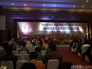 Alasan Unpad Beri Predikat Cum Laude Disertasi Aher Soal Citarum Alasan Unpad Beri Predikat Cum Laude Disertasi Aher Soal Citarum