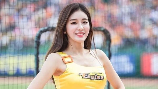 Cheerleader Ini Viral, Cantiknya Bikin Atlet Pria Gagal Fokus di Lapangan