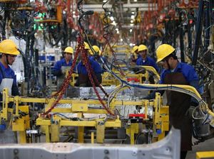 Pabrik Wuling Pakai Kipas Besar Agar Pekerja Nggak Kepanasan Pabrik Wuling Pakai Kipas Besar Agar Pekerja Nggak Kepanasan