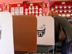 Pemilu Malaysia, Politikus BN dan Oposisi Dibanjiri Telepon Spam