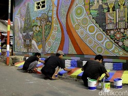 Kampung Kumuh Jadi Warna-warni Demam Piala Dunia di Batang