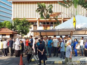 Antrean Warga Malaysia ke TPS Mengular hingga Trotoar