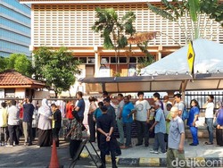 Antrean Warga Malaysia ke TPS Mengular hingga Trotoar