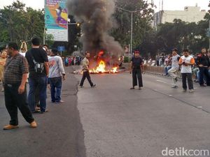 Warga Bakar Ban Tolak Digusur, Jl Metro Pondok Indah Macet Parah! Warga Bakar Ban Tolak Digusur, Jl Metro Pondok Indah Macet Parah!
