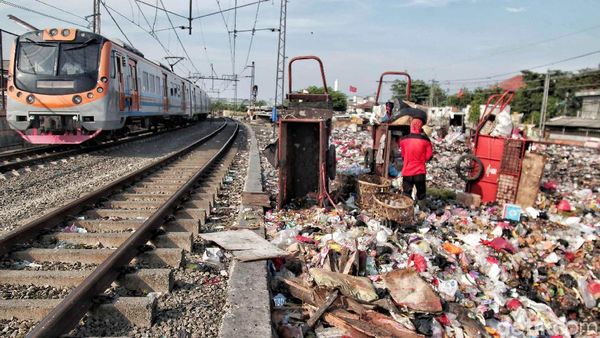 Foto: Lautan Sampah di Pinggir Rel Kereta Kampung Bahari Jakut
