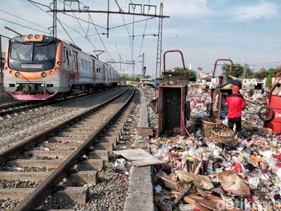Foto: Lautan Sampah di Pinggir Rel Kereta Kampung Bahari Jakut