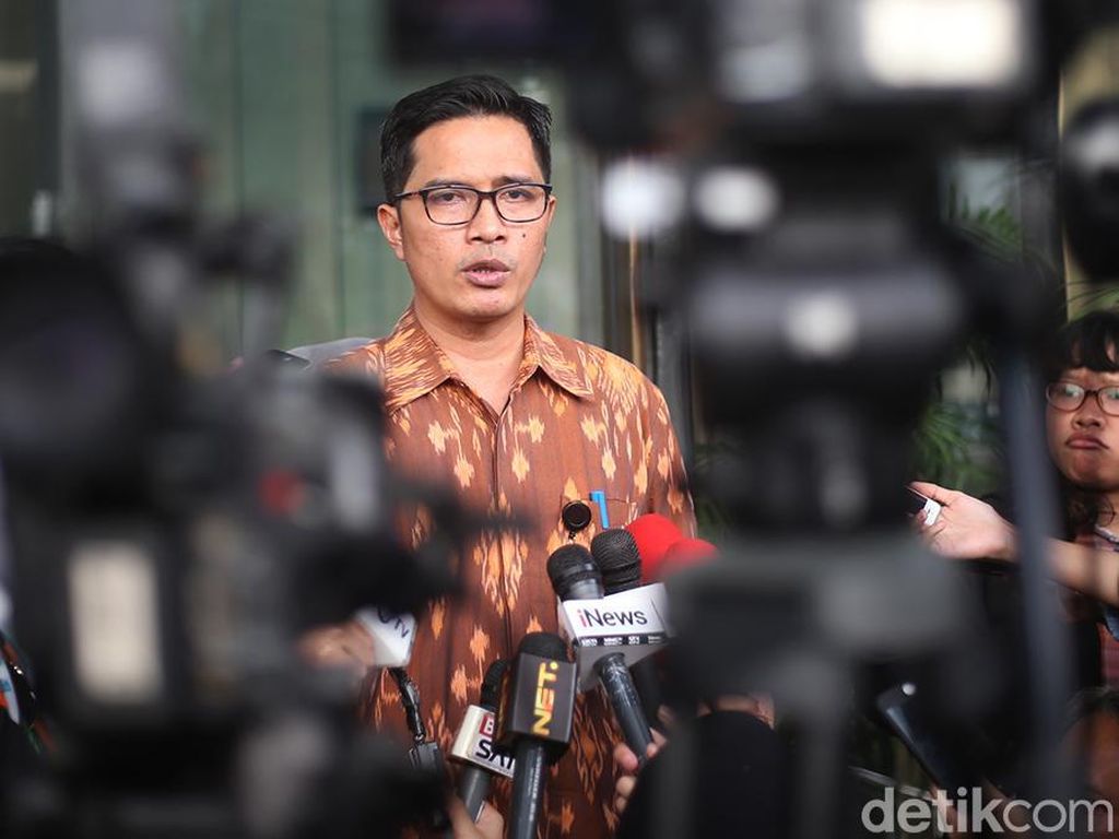 OTT Bupati Labuhanbatu Sumut Terkait Proyek di Dinas PUPR OTT Bupati Labuhanbatu Sumut Terkait Proyek di Dinas PUPR
