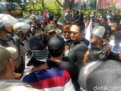 Massa Pro-Kontra Bupati Cianjur Berhadapan, Akses Jalan Ditutup