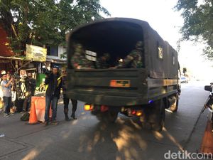 2 Kendaraan TNI AD Hanya Lewat, Tak Masuk ke Mako Brimob 2 Kendaraan TNI AD Hanya Lewat, Tak Masuk ke Mako Brimob