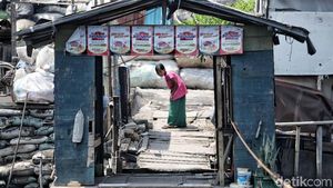 Berkenalan dengan Gadis Cilik Penarik Perahu Eret di Cilincing