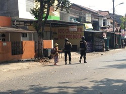 Permisi... Nenek Ini Dikawal Polisi Tembus Barikade Mako Brimob