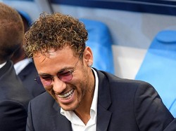 Ini menjadi kemunculan pertama Neymar di pertandingan PSG setelah absen sejak akhir Februari karena mengalami cedera metatarsal. Terlihat pemain asal Brasil itu tersenyum bahagia. (Foto: Stringer/Reuters)