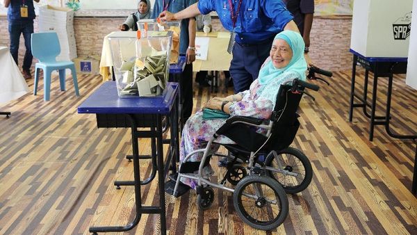 Foto: Bersama Ibunya yang Berkursi Roda, PM Najib Datang ke TPS