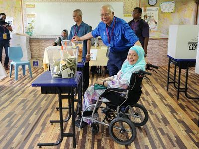Foto: Bersama Ibunya yang Berkursi Roda, PM Najib Datang ke TPS